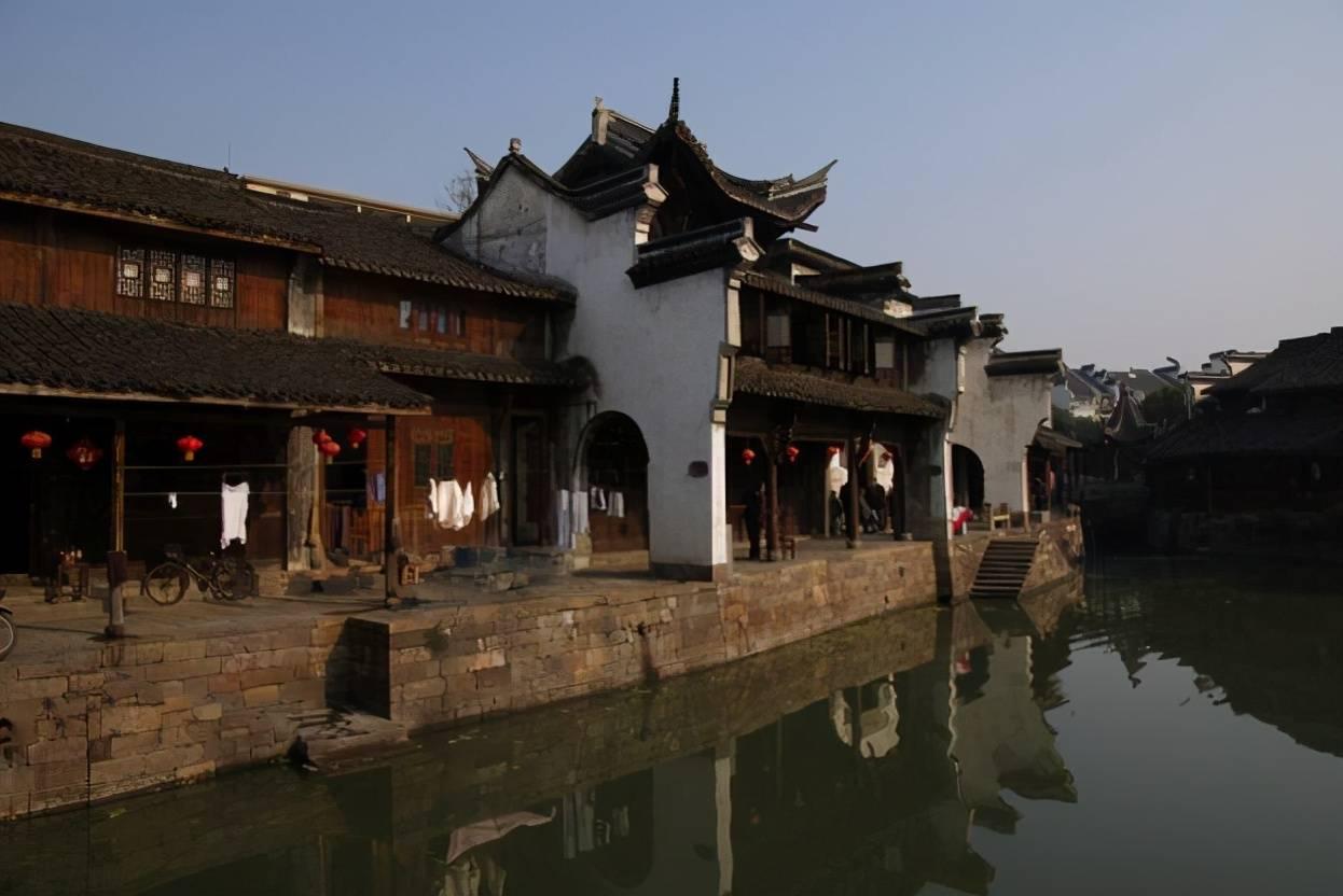 王大陆在某餐馆嗦粉,边应该是新女友沐轩,还比了个心!